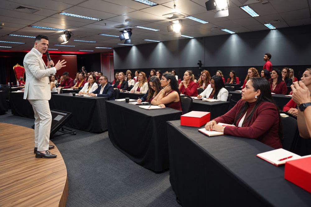 Fernando Falcão conduzindo encontro presencial