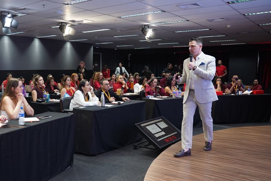 Fernando Falcão conduzindo encontro presencial